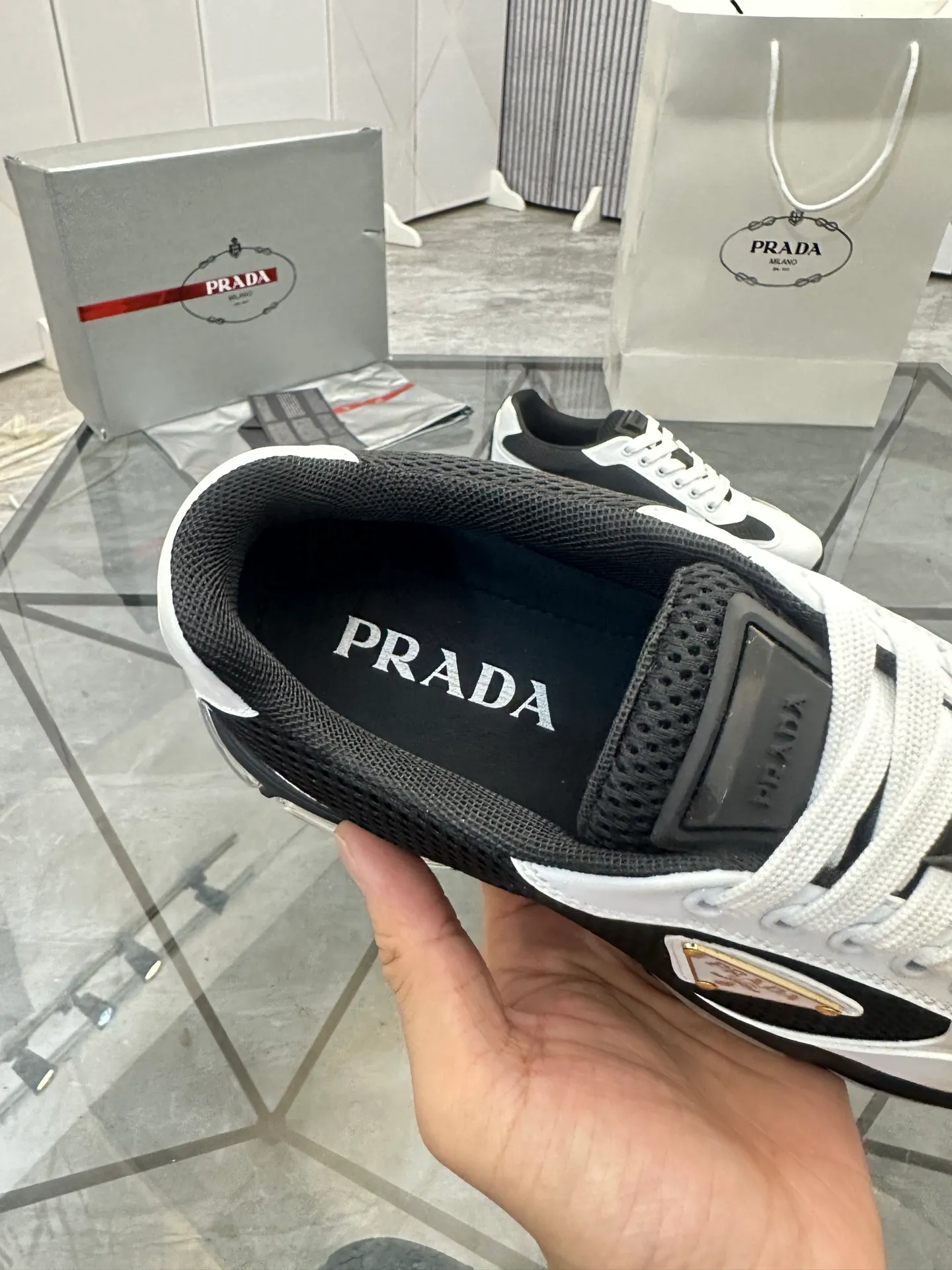 Men's shoes for sale 💰: 💰P660¥ High-end top quality Product trademark: Prada *"Prada*" low-top casual shoes Regular size: 38-45 (can be customized to 46) Product materials: Upper imported first-layer cowhide spliced ​​with original fabric, breathable lining, cowhide foot pads, original air cushion outsole. No.: 001